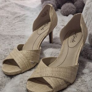 Life Stride Women's Tan Heels